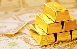 Giá vàng hôm nay 10/12/2023, Giá vàng lao dốc không phanh, giảm ngỡ ngàng, nên tích trữ? Vàng SJC nới rộng khoảng cách với thế giới