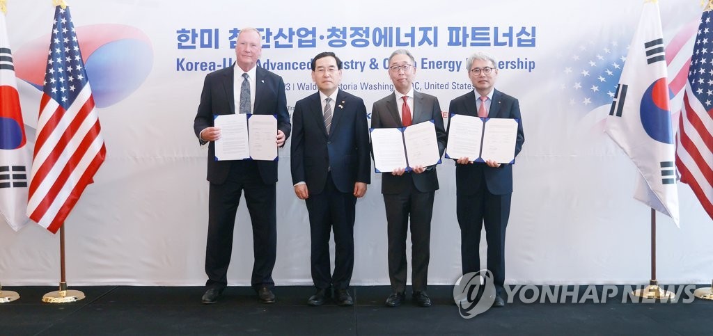 Bức ảnh này do Công ty Năng lượng Doosan của Hàn Quốc cung cấp, cho thấy Bộ trưởng Công nghiệp Lee Chang-yang (thứ 2 từ trái sang) chụp ảnh cùng các quan chức của Doosan, NuScale Power và Ngân hàng Xuất nhập khẩu trong sự kiện hợp tác năng lượng sạch và công nghiệp tiên tiến tại Washington vào ngày 25 tháng 4 năm 2023. (ẢNH KHÔNG ĐỂ BÁN) (Yonhap)