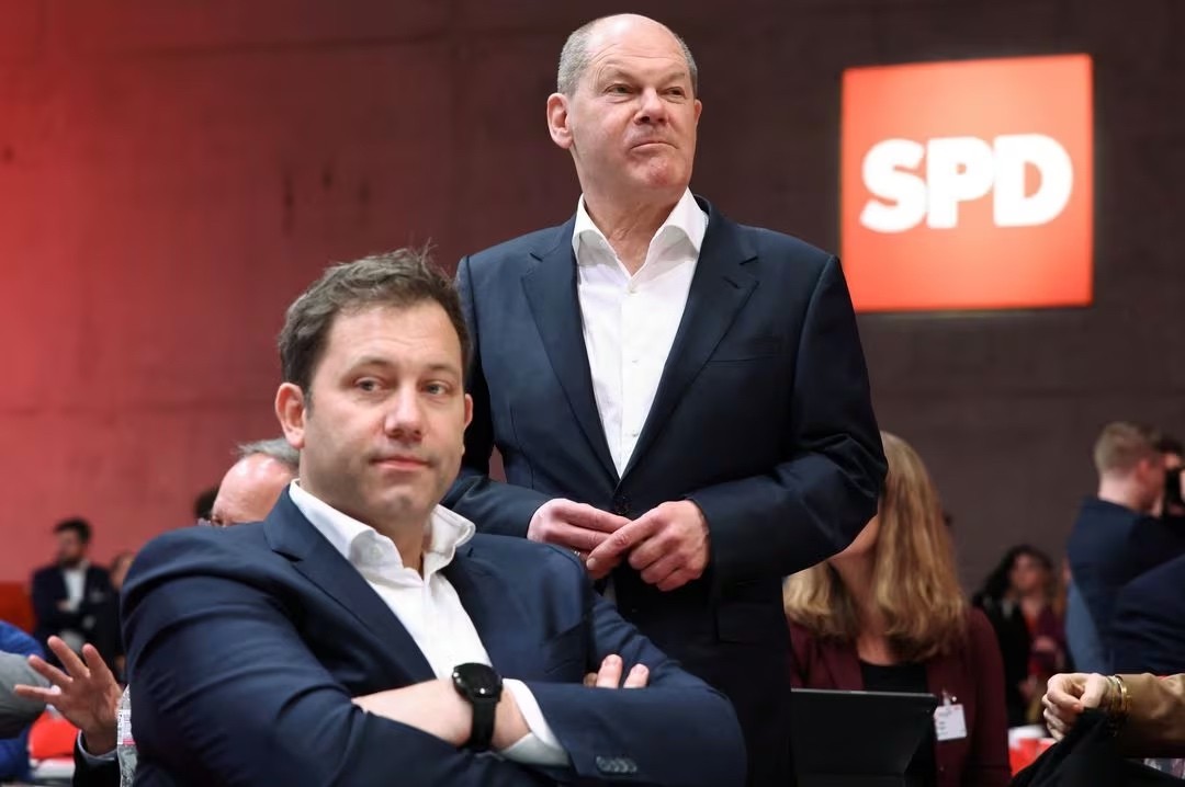 Thủ tướng Olaf Scholz và Lars Klingbeil, đồng lãnh đạo Đảng Dân chủ Xã hội (SPD) của Đức phản ứng trong đại hội SPD kéo dài ba ngày ở Berlin, Đức, ngày 8 tháng 12 năm 2023. REUTERS/Liesa Johannssen giành được quyền cấp phép. (Nguồn: Reuters)