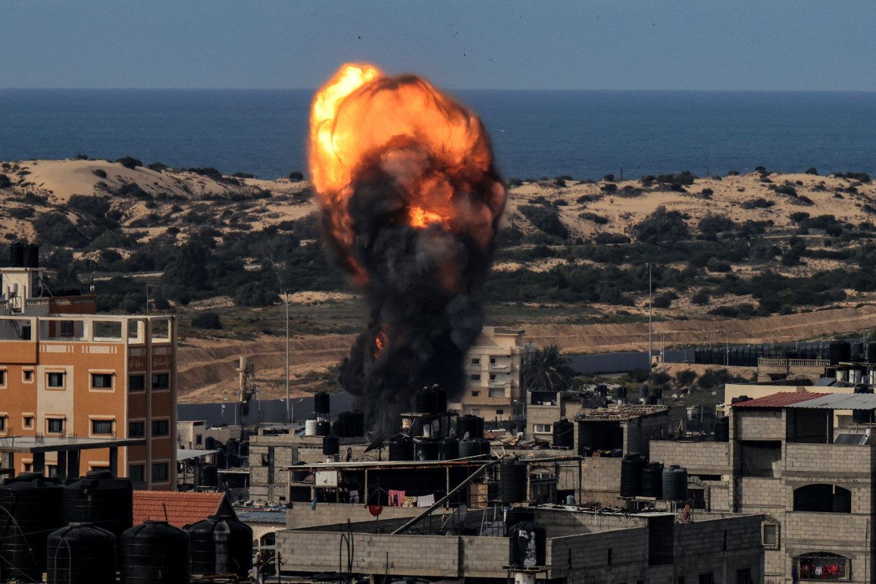 Quả cầu lửa bốc lên phía trên một tòa nhà trong cuộc tấn công của Israel ở Rafah, Gaza ngày 9/12. (Nguồn: AFP)