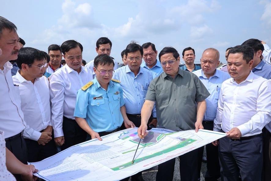 Thủ tướng Phạm Minh Chính yêu cầu các đơn vị cần cố gắng đẩy nhanh tiến độ, hoàn thành việc nâng cấp, xây dựng đường băng Cảng hàng không Cà Mau trong 18 tháng; phần cải tạo nhà ga hành khách sẽ triển khai xây dựng khi lượng hành khách đông hơn. (Nguồn: VGP News)