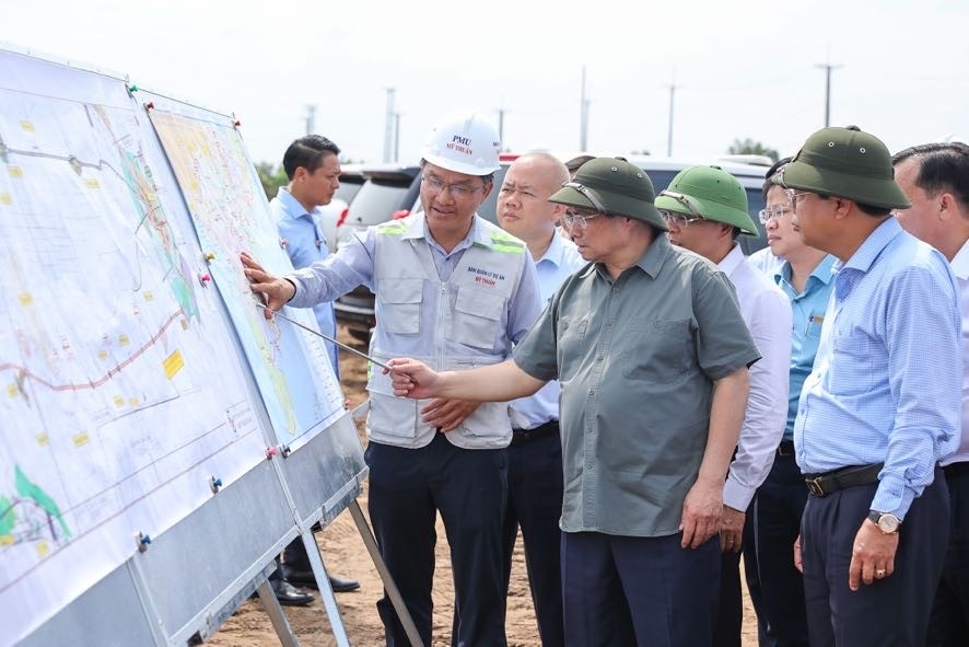 Thủ tướng thị sát công trường thi công cao tốc Hậu Giang-Cà Mau. (Nguồn: VGP News)