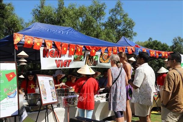 Visitors at a pavillion introducing pho (noodle soup served with beef or chicken) and other Vietnamese cuisine in South Africa. (Source: VNA)