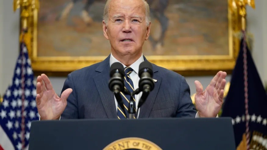 Tổng thống Mỹ Joe Biden phát biểu về việc tài trợ cho Ukraine từ Phòng Roosevelt của Nhà Trắng, Washington, ngày 6/12. Tổng thống Biden của Đảng Dân chủ hôm 6/12 cho biết ông sẵn sàng thực hiện “những thỏa hiệp nghiêm túc” với đảng Cộng hòa về chính sách 