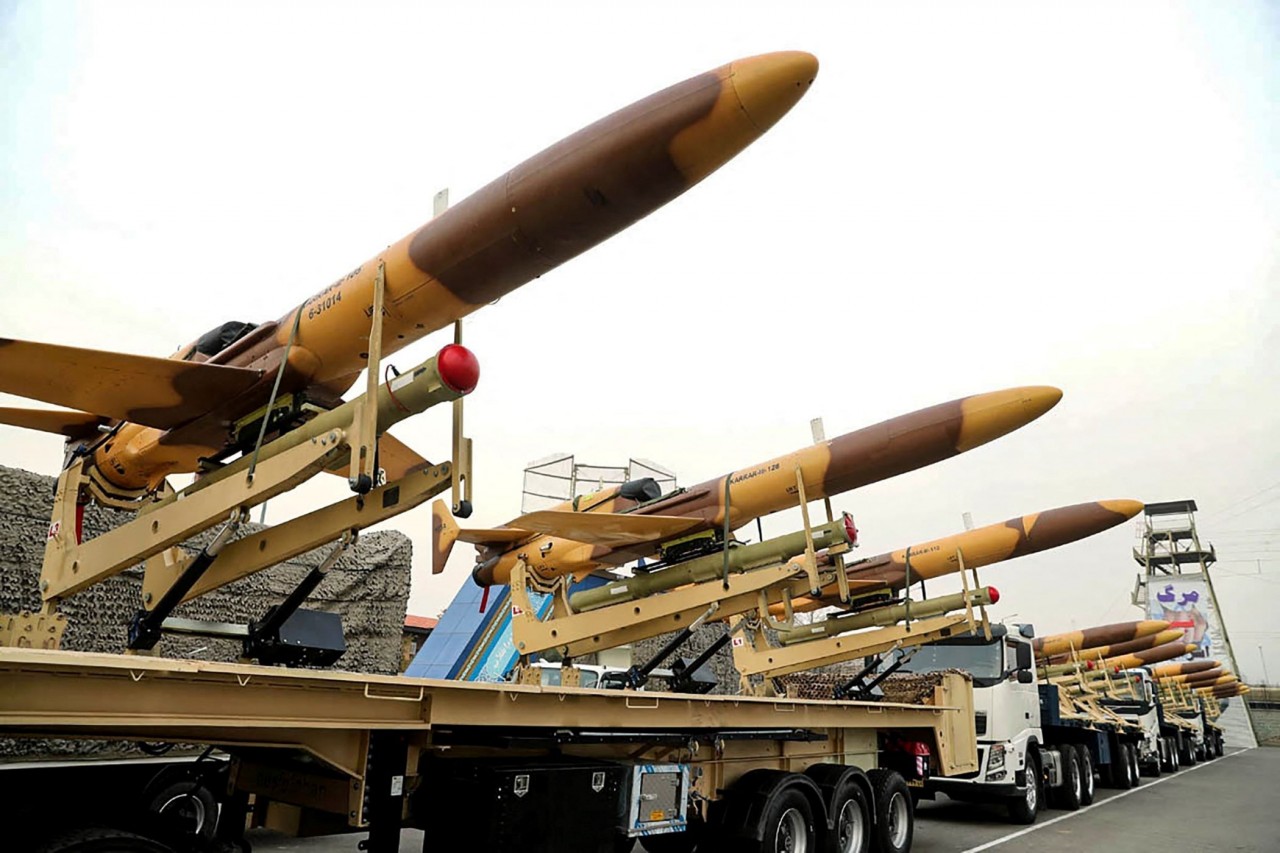 Máy bay tấn công không người lái Karrar được trưng bày trong lễ ra mắt tại một học viện quân sự ở thủ đô Tehran, ngày 10/12/2023. (Nguồn: AFP)