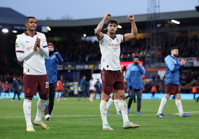 Các cầu thủ Man City ăn mừng sau khi trận đấu kết thúc.