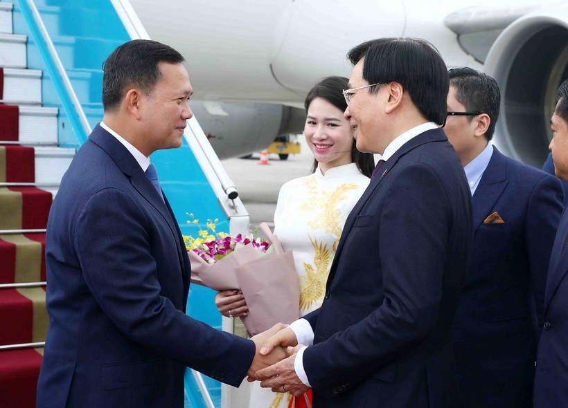 Cambodian PM arrives in Hanoi, starts official visit to Vietnam