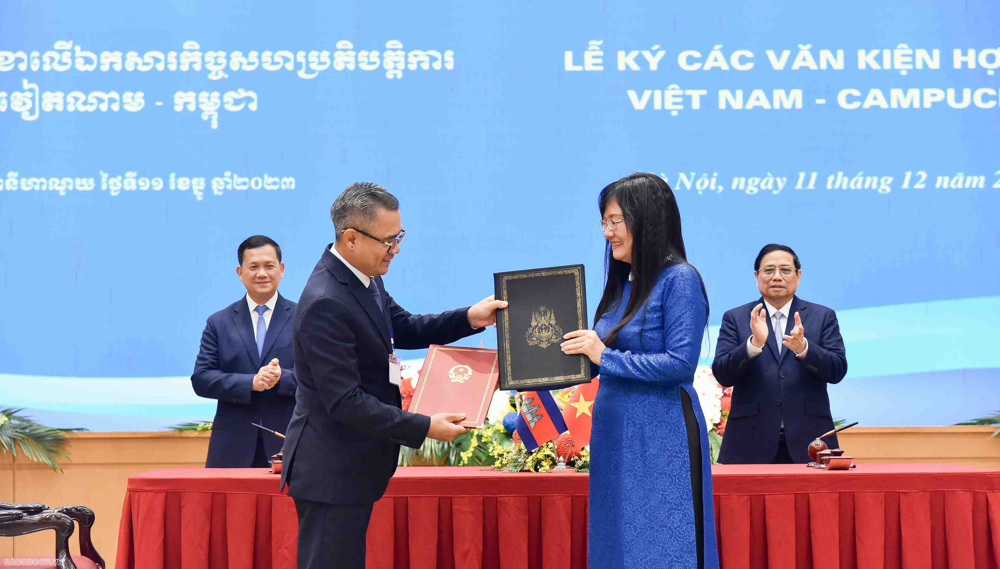 Vietnamese, Cambodian Prime Ministers hold talks in Hanoi