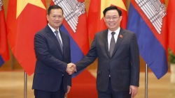Chủ tịch Quốc hội Vương Đình Huệ hội kiến Thủ tướng Campuchia Hun Manet