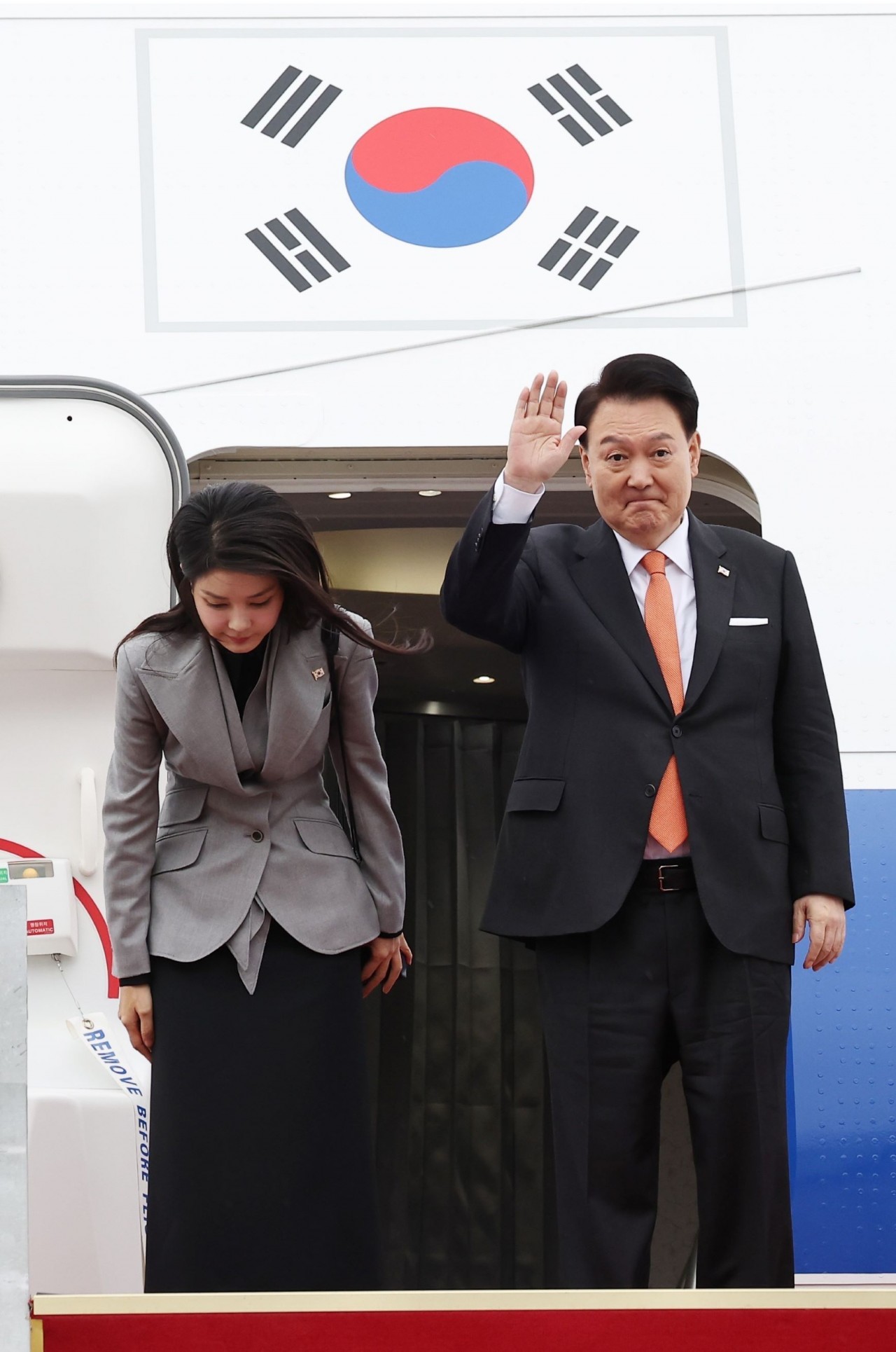 Tổng thống Hàn Quốc Yoon Suk Yeol và phu nhân Kim Keon Hee lên đường tới Hà Lan tại căn cứ không quân Seoul ở Seongnam, Hàn Quốc, ngày 11/12/2023. (Nguồn: Yonhap)