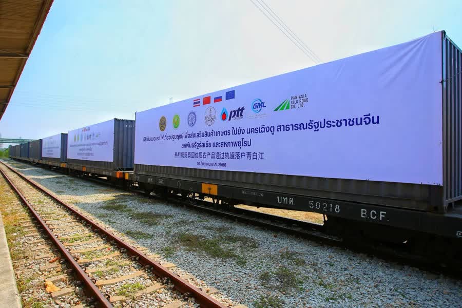 Chuyến hàng vận chuyển nông sản đầu tiên đã bắt đầu khởi hành vào ngày 10/12 từ ga Map Ta Phut, tỉnh Rayong và dự kiến sẽ đến Thành Đô, Trung Quốc vào ngày 15/12 sau đó sẽ tiếp tục di chuyển đến Nga và Ba Lan. (Nguồn: Nation Thailand)