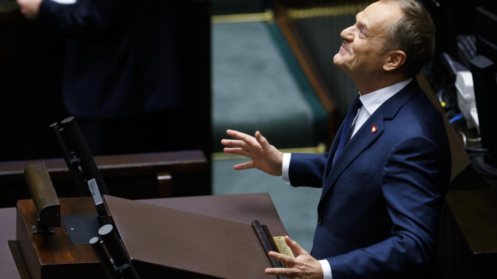 Ông Donald Tusk phản ứng khi phát biểu trước các nhà lập pháp sau khi ông được bầu làm thủ tướng Ba Lan tại quốc hội ở Warsaw vào ngày 11/12/2023. (Nguồn: AP)