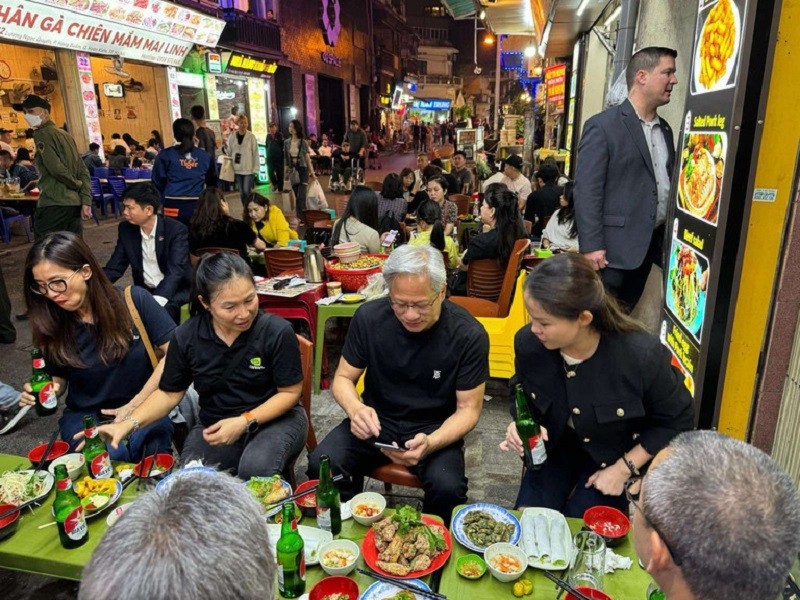 CEO Nvidia Jensen Huang được bắt gặp thưởng thức ẩm thực đường phố Hà Nội trong chuyến làm việc tại Việt Nam lần này.