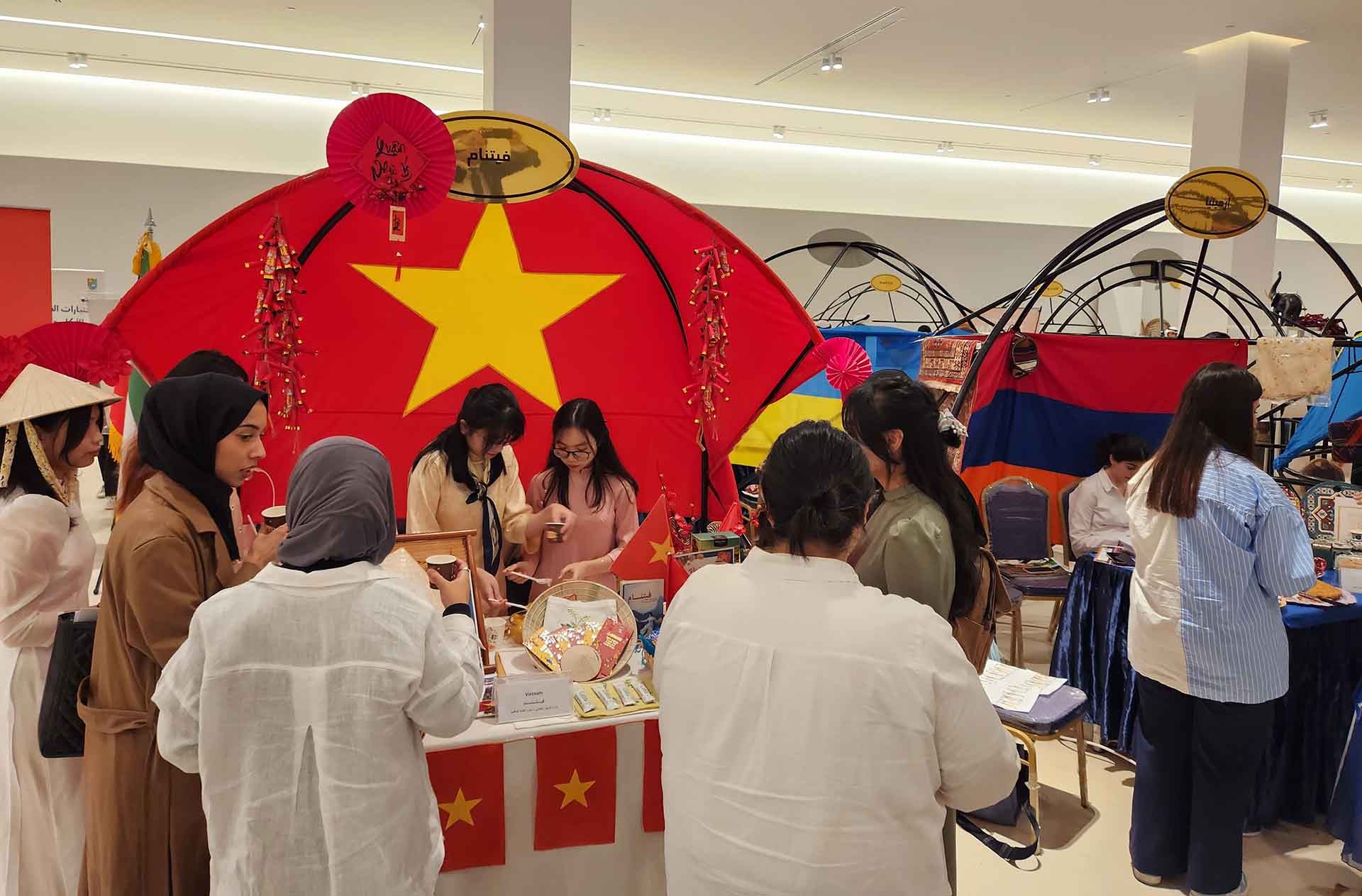 Gian trưng bày của các bạn sinh viên nổi bật với hình ảnh lá cờ Việt Nam.