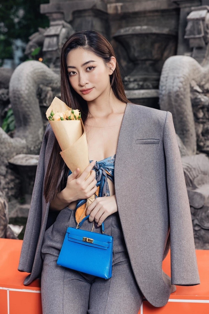 Hoa hậu Lương Thùy Linh chọn blazer không cổ chất liệu dạ, tông màu xám sang trọng khi tham dự sự kiện thời trang.