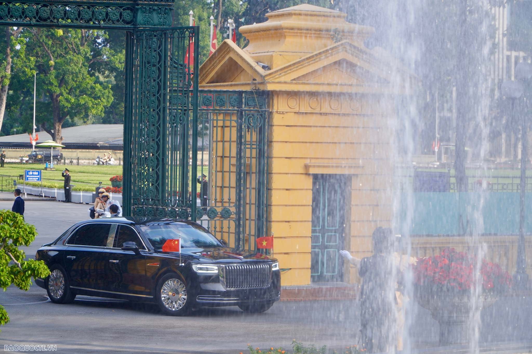 21-cannon salute to welcome General Secretary, President of China Xi Jinping in Hanoi