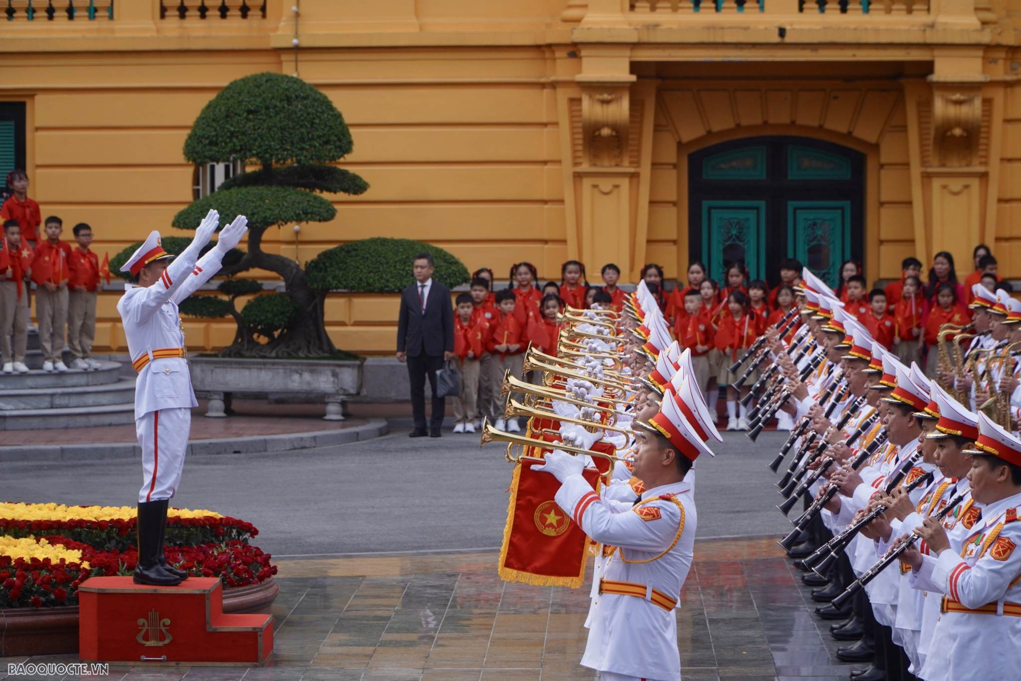 21-cannon salute to welcome General Secretary, President of China Xi Jinping in Hanoi 21-cannon salute to welcome General Secretary, President of China Xi Jinping in Hanoi