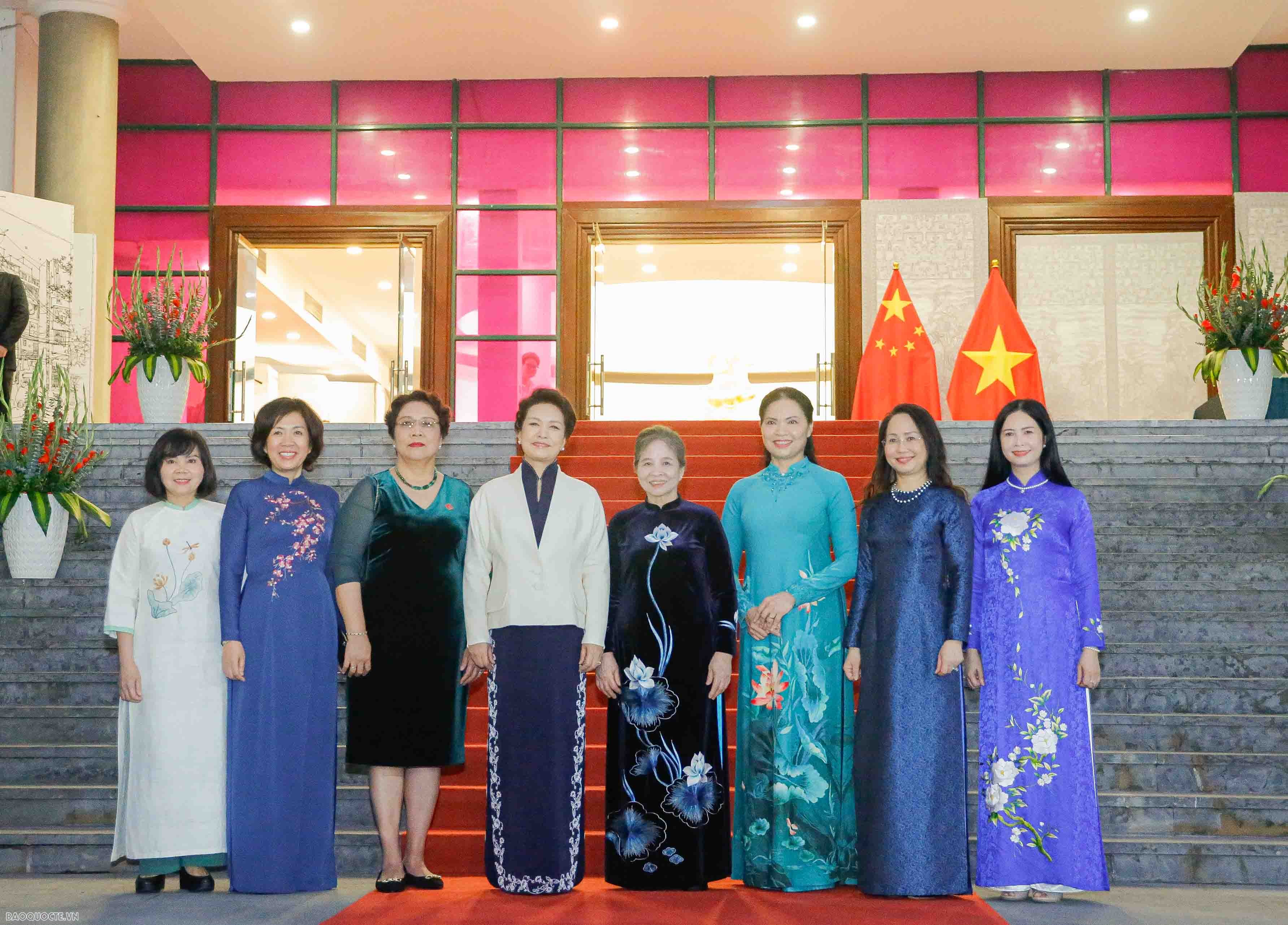 Hai Phu nhân Tổng Bí thư Việt Nam và Trung Quốc thăm Bảo tàng Phụ nữ Việt Nam
