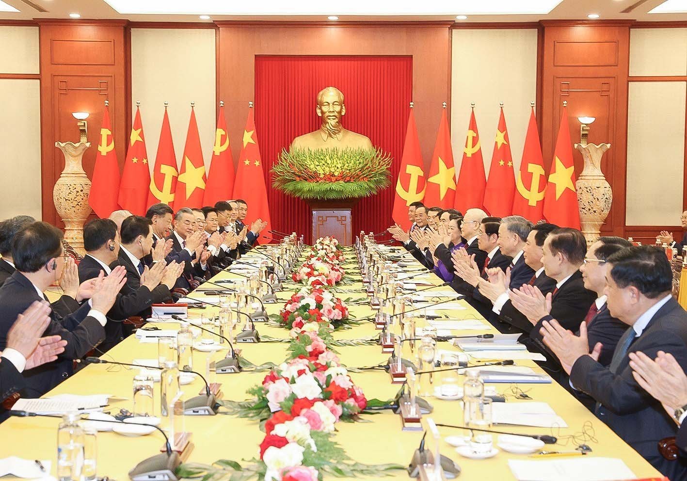 General Secretary Nguyen Phu Trong, Chinese Party leader Xi Jinping hold talks in Hanoi