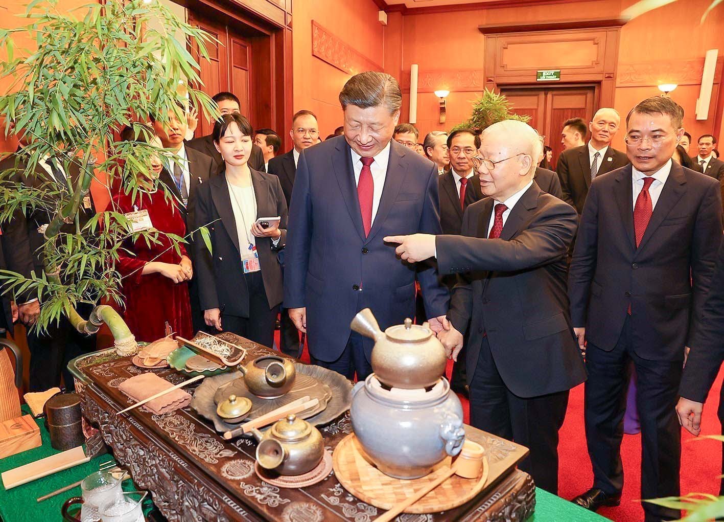 Tổng Bí thư Nguyễn Phú Trọng đã trân trọng mời và cùng Tổng Bí thư, Chủ tịch nước Trung Quốc Tập Cận Bình dự tiệc trà. 