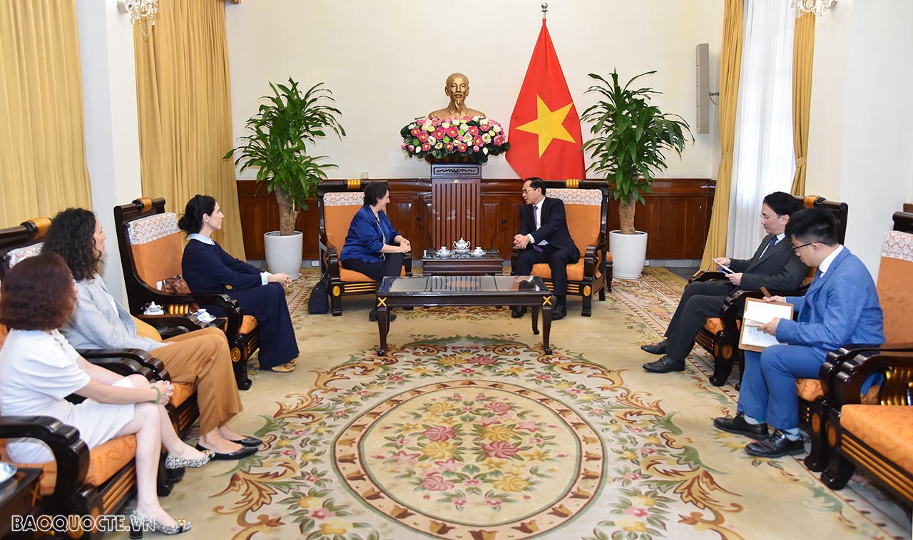 Chiều ngày 12/12, tại trụ sở Bộ, Bộ trưởng Ngoại giao Bùi Thanh Sơn đã tiếp bà Pilar Mendez Jimenez, Đại sứ Tây Ban Nha đến chào từ biệt trước khi kết thúc nhiệm kỳ công tác tại Việt Nam. (Ảnh: Tuấn Anh)