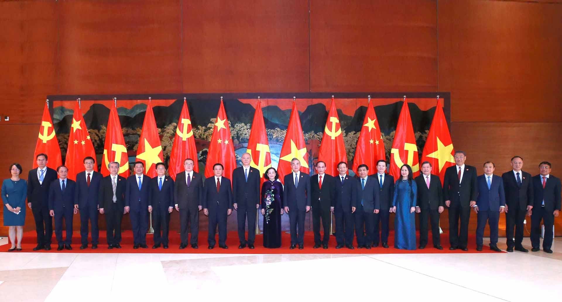 Đại biểu hai đoàn Việt Nam và Trung Quốc tham dự buổi làm việc. (Nguồn: TTXVN)