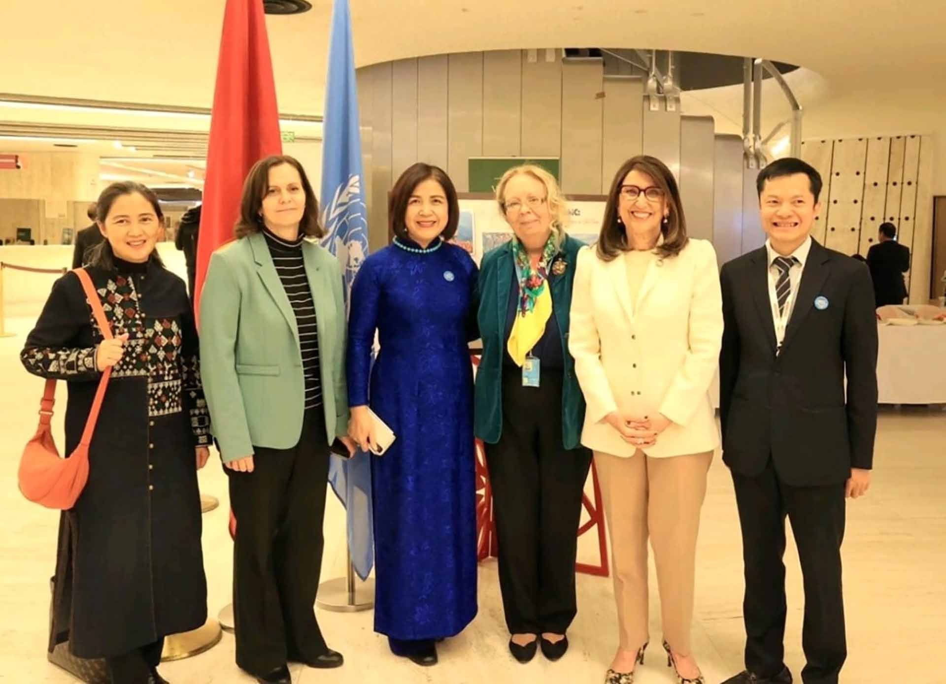 Đại sứ Lê Thị Tuyết Mai và lãnh đạo một số  tổ chức quốc tế,  Phái đoàn các nước tại Triển lãm. (Nguồn: TTXVN)