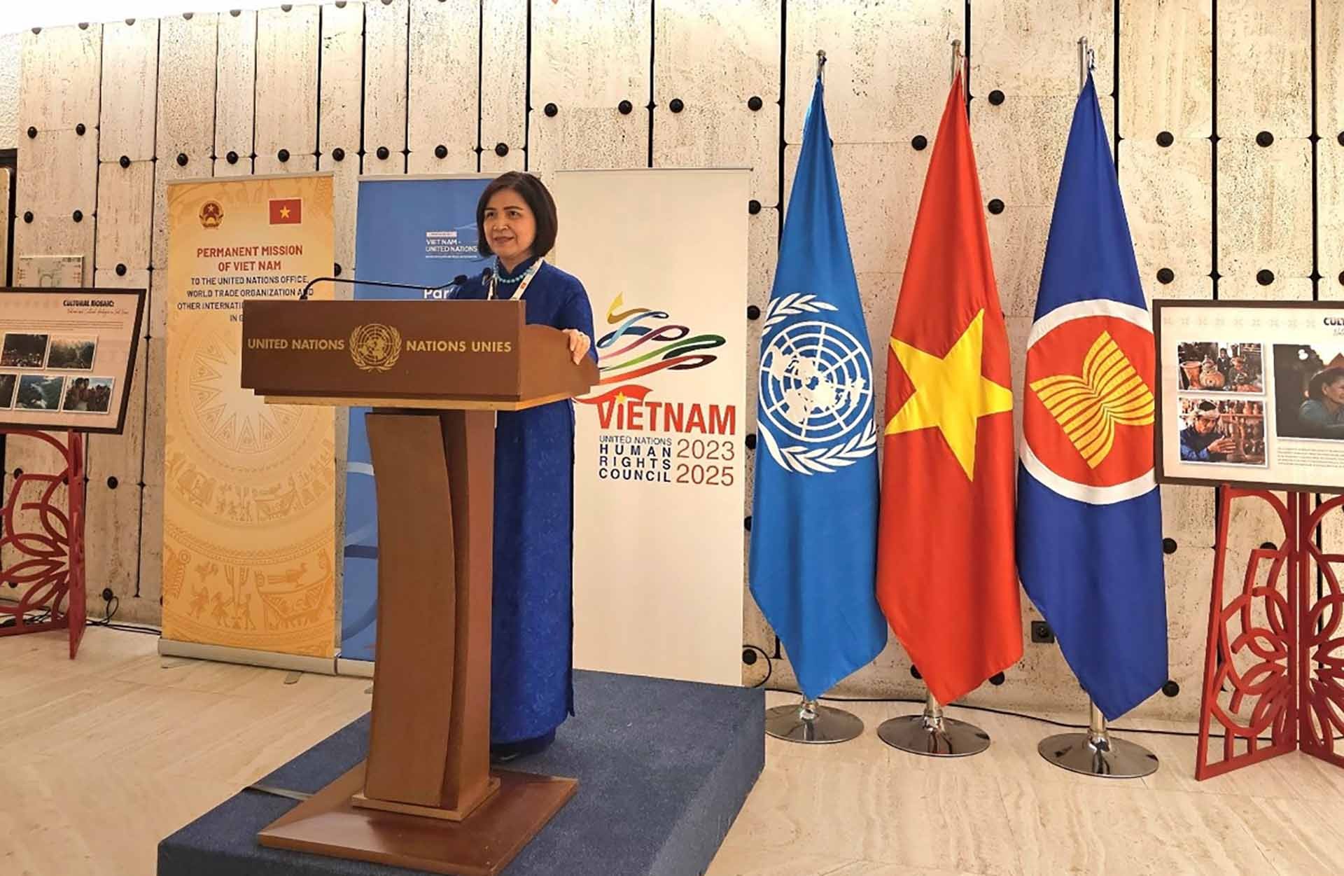 Đại sứ Lê Thị Tuyết Mai, Trưởng Phái đoàn Việt Nam tại Geneva  phát biểu khai mạc Triển lãm. (Nguồn: TTXVN)
