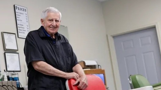 Cụ ông 91 tuổi chia sẻ bí quyết gắn bó cả đời với công việc cắt tóc