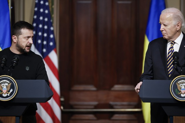 Tình hình Ukraine: Tổng thống Biden hứa không rời bỏ, ông Zelensky thận trọng 'sẽ dựa vào kết quả'. (Nguồn: Getty Images