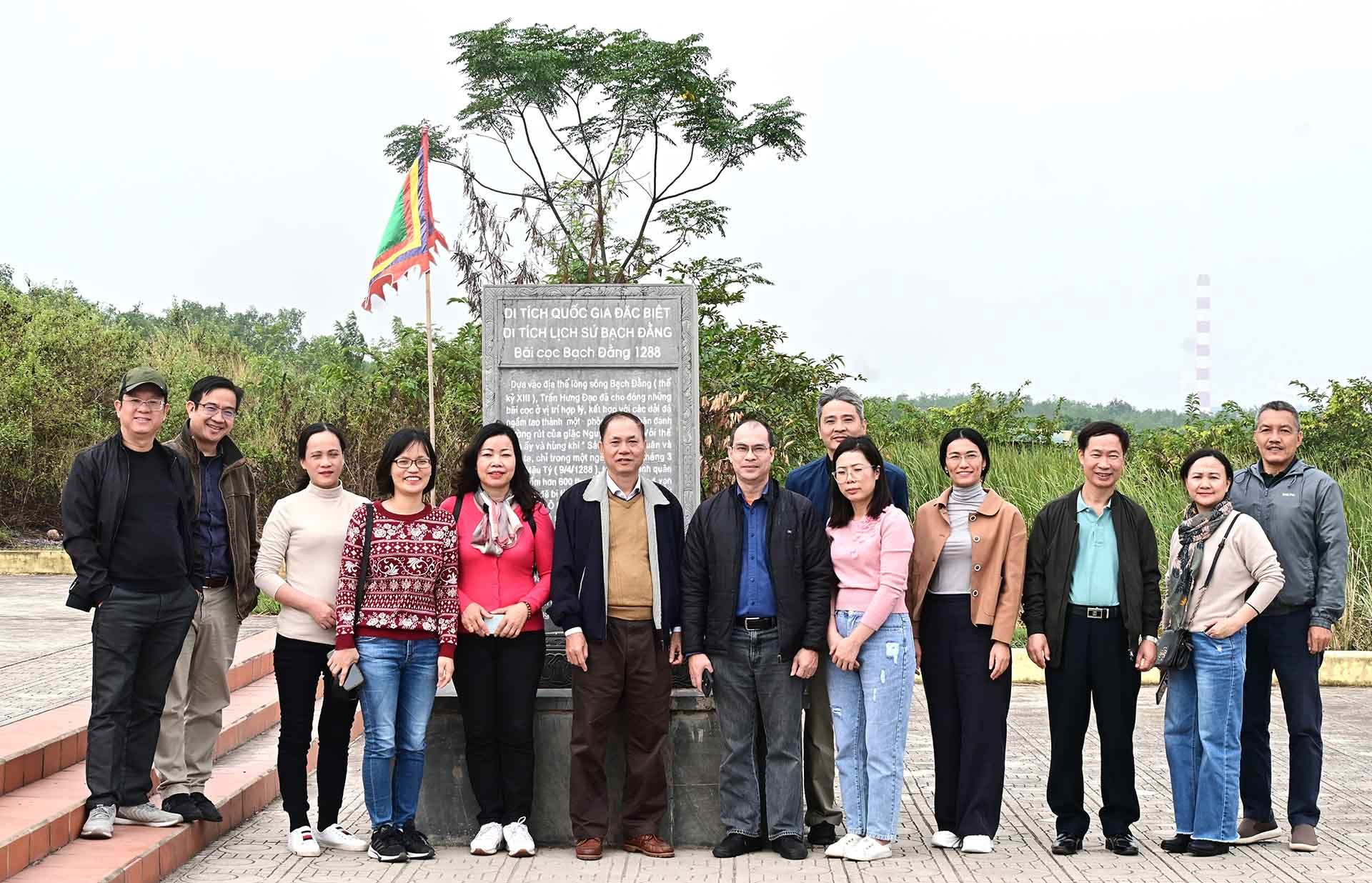 Đoàn Chi bộ Thanh tra Bộ Ngoại giao thăm khu di tích lịch sử Bạch Đằng.