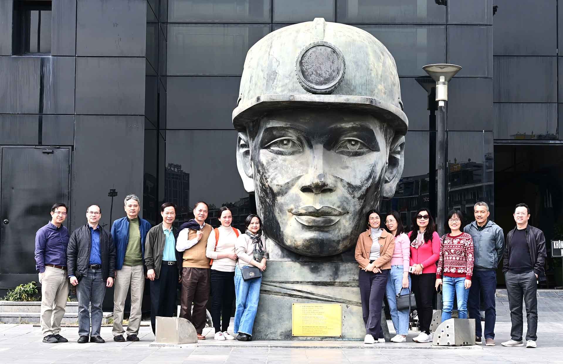 Đoàn Chi bộ Thanh tra Bộ Ngoại giao thăm Bảo tàng Quảng Ninh.