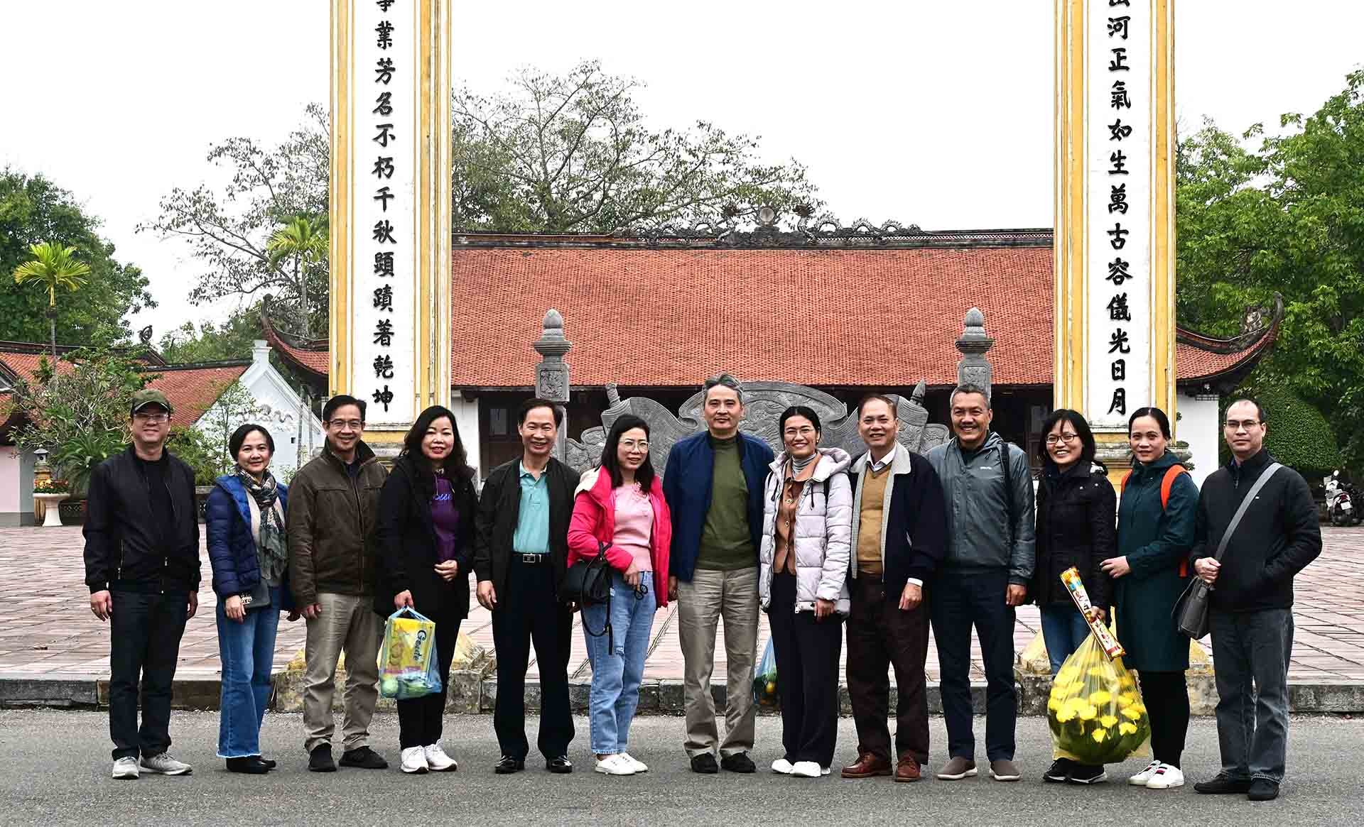 Đoàn Chi bộ Thanh tra Bộ Ngoại giao thăm Đền thờ Hưng Đạo đại vương Trần Quốc Tuấn.