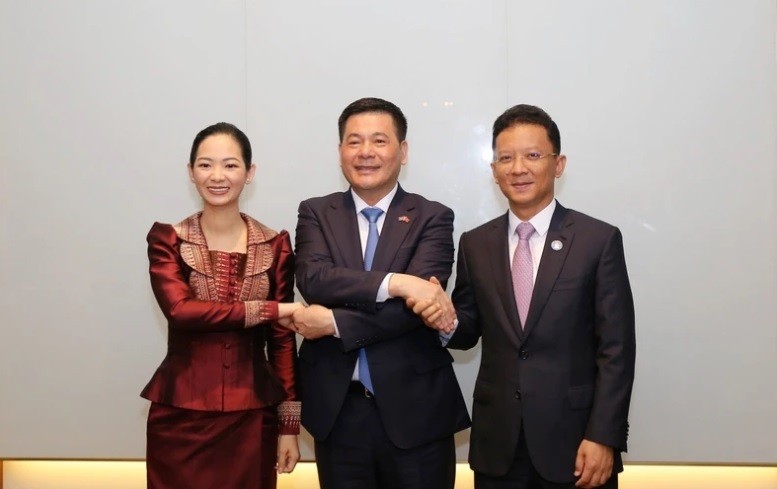 Bộ trưởng Công thương Nguyễn Hồng Diên tiếp Bộ trưởng Thương mại Campuchia Cham Nimul và Bộ trưởng Công nghiệp, Khoa học và Đổi mới Công nghệ Campuchia Hem Vandy.