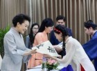 Sinh viên viết thư pháp lên nón lá tặng Phu nhân Chủ tịch nước Việt Nam và Phu nhân Tổng Bí thư, Chủ tịch nước Trung Quốc