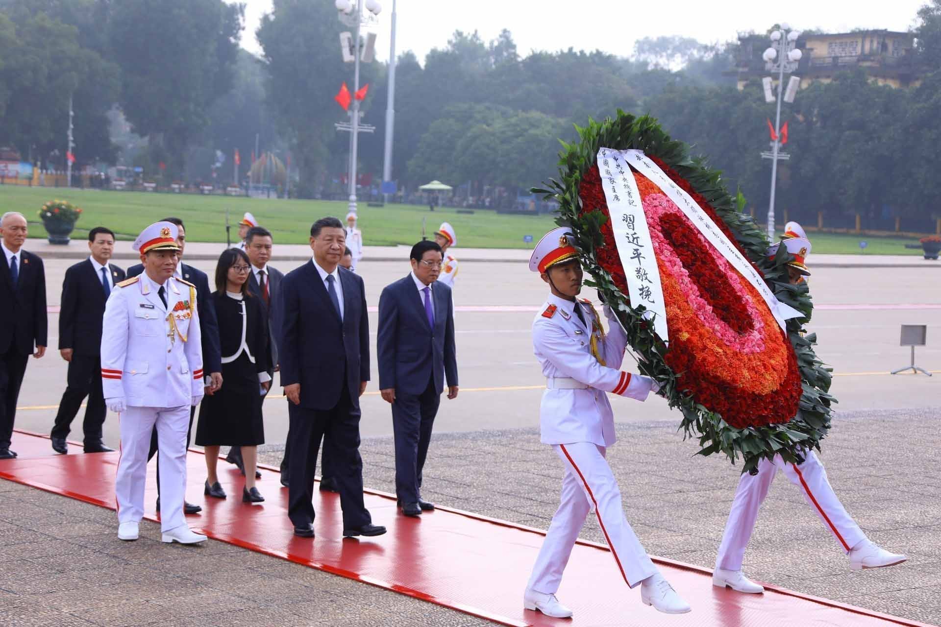 Tổng Bí thư, Chủ tịch nước Trung Quốc Tập Cận Bình cùng Đoàn đại biểu cấp cao Trung Quốc đến đặt vòng hoa và vào Lăng viếng Chủ tịch Hồ Chí Minh. (Nguồn: TTXVN)