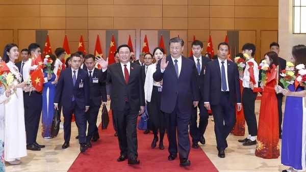 NA Chairman Vuong Dinh Hue meets Chinese General Secretary and President Xi Jinping