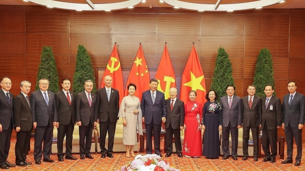 Vietnamese, Chinese Party leaders meet with intellectuals, young people in Hanoi