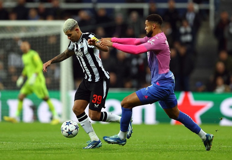 Dù không có nhiều kinh nghiệm ở đấu trường châu lục nhưng Newcastle là đội được đánh giá cao hơn AC Milan ở trận đấu quyết định cho tấm vé còn lại của bảng F vào vòng knock-out Champions League.