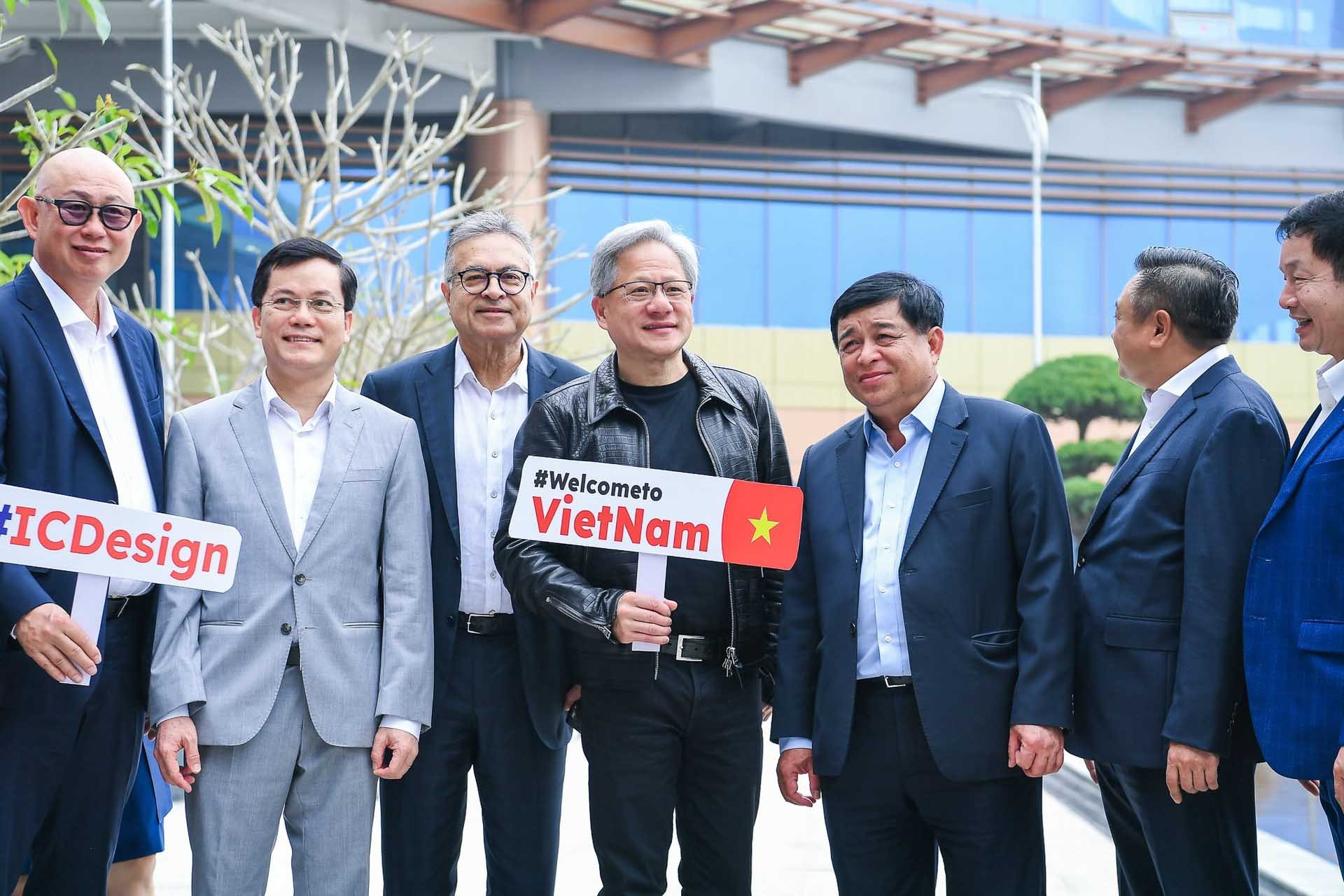 Chủ tịch NVIDIA Jensen Huang cùng lãnh đạo một số bộ, ngành Việt Nam tham quan Khu công nghệ cao  Hòa Lạc, Hà Nội. (Nguồn: Dân trí)