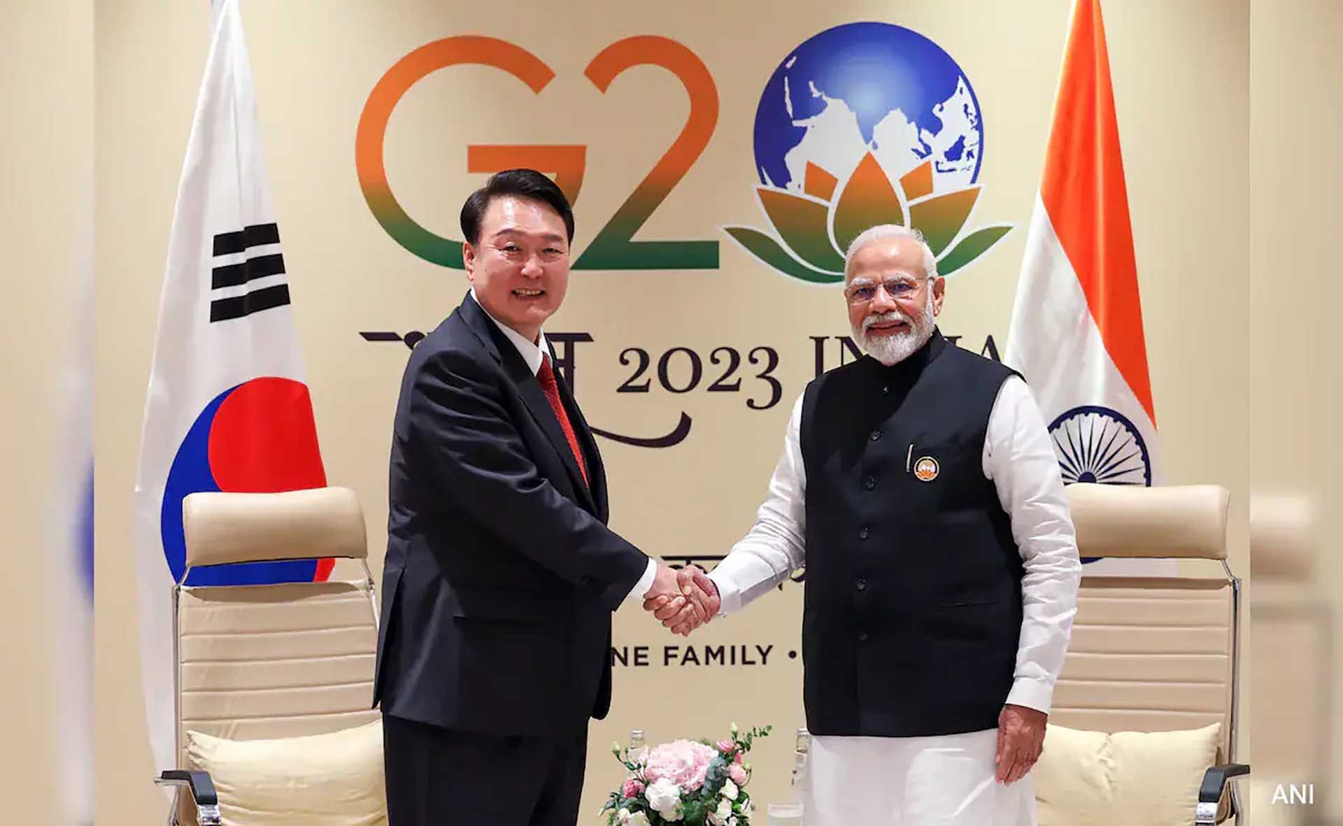 Tổng thống Hàn Quốc Yoon Suk Yeol và Thủ tướng Ấn Độ Narendra Modi bên lề Hội nghị thượng đỉnh  Nhóm các nền kinh tế phát triển và mới nổi hàng đầu thế giới (G20) ở New Delhi tháng 9/2023. (Nguồn: ANI)