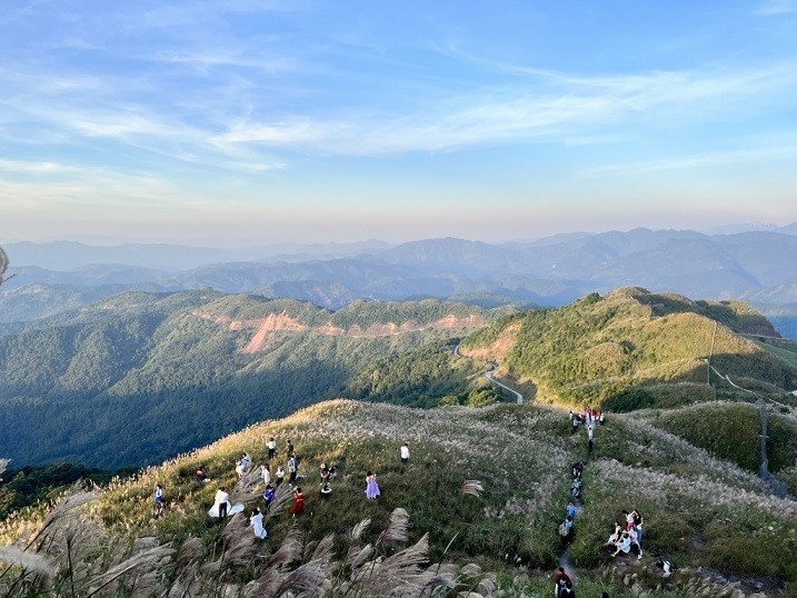 2023 marked the the vibrant return of Quang Ninh tourism. For the whole year, the total number of tourists to Quang Ninh is expected to reach 15.5 million (estimated to reach approximately 103% of growth scenario).