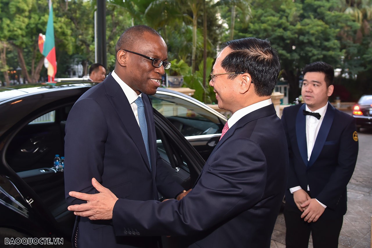 Nhận lời mời của Bộ trưởng Ngoại giao Bùi Thanh Sơn, Bộ trưởng Ngoại giao Cộng hòa Benin Olushegun Adjadi Bakari thăm chính thức Việt Nam từ ngày 14 -15/12.