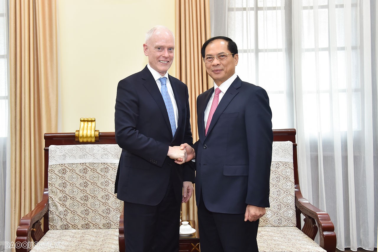 FM receives Canadian Deputy FM David Morrison, promoting comprehensive partnership