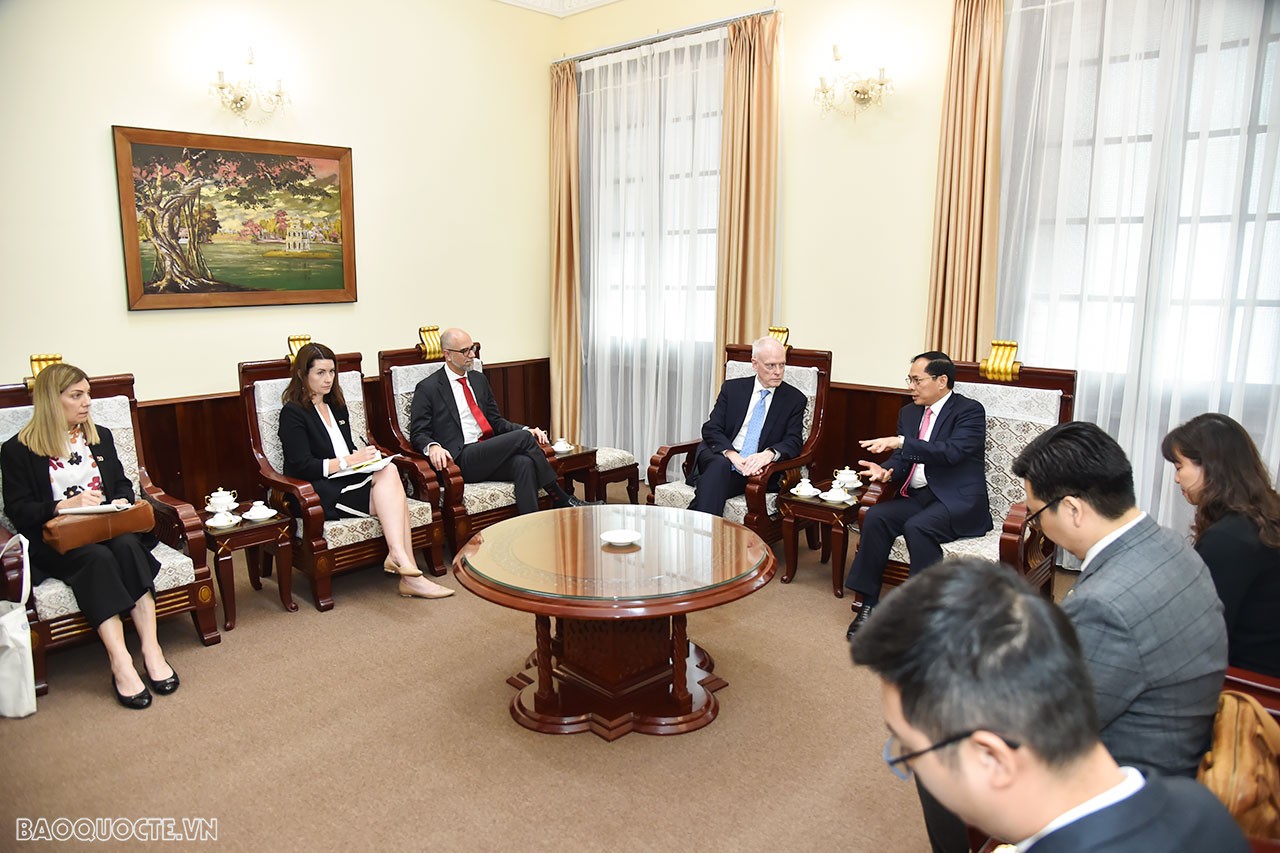 FM receives Canadian Deputy FM David Morrison, promoting comprehensive partnership