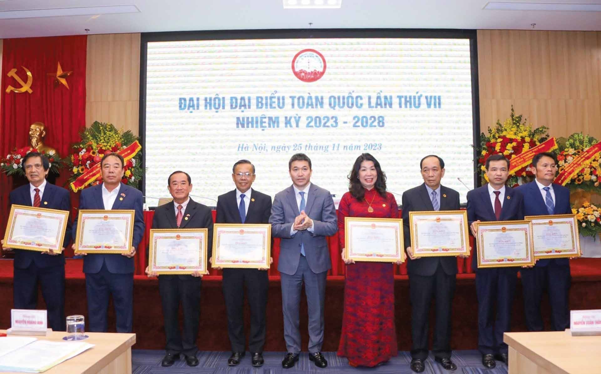 Chủ tịch Liên hiệp các tổ chức hữu nghị Việt Nam Phan Anh Sơn trao  Bằng khen cho đại diện các Hội hữu nghị  Việt Nam - Trung Quốc  địa phương.