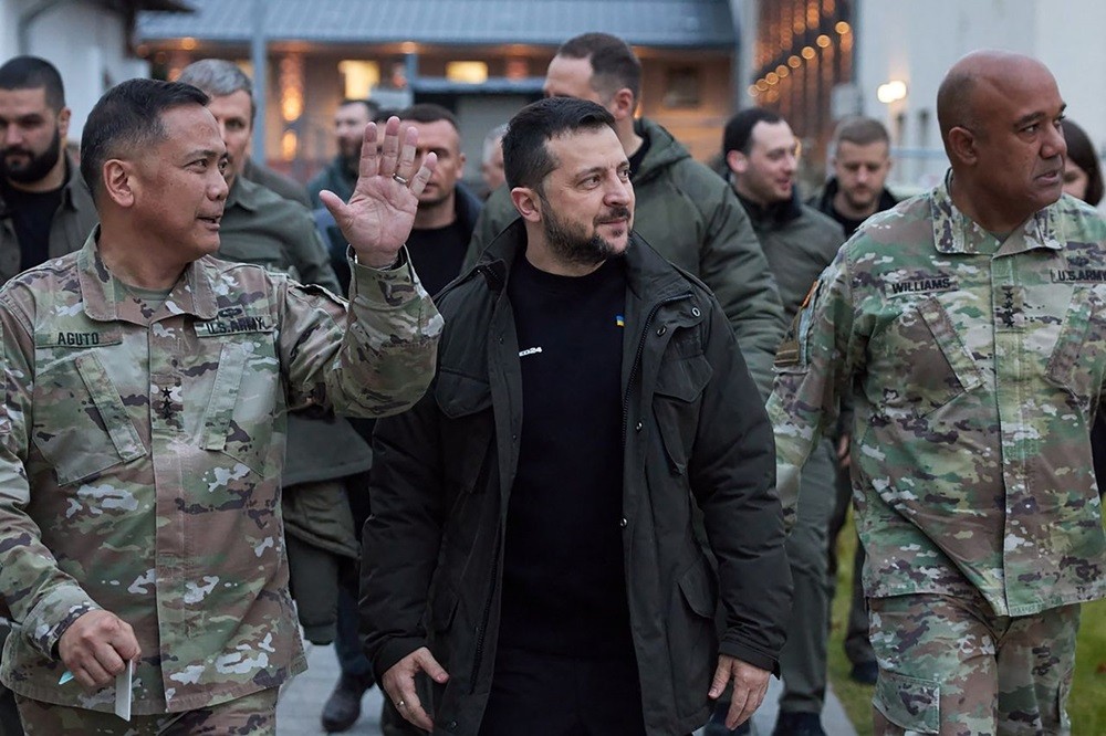 (12.15) Tổng thống Ukraine trong chuyến thăm lực lượng đồn trú của Mỹ tại Đức. (Nguồn: Reuters)