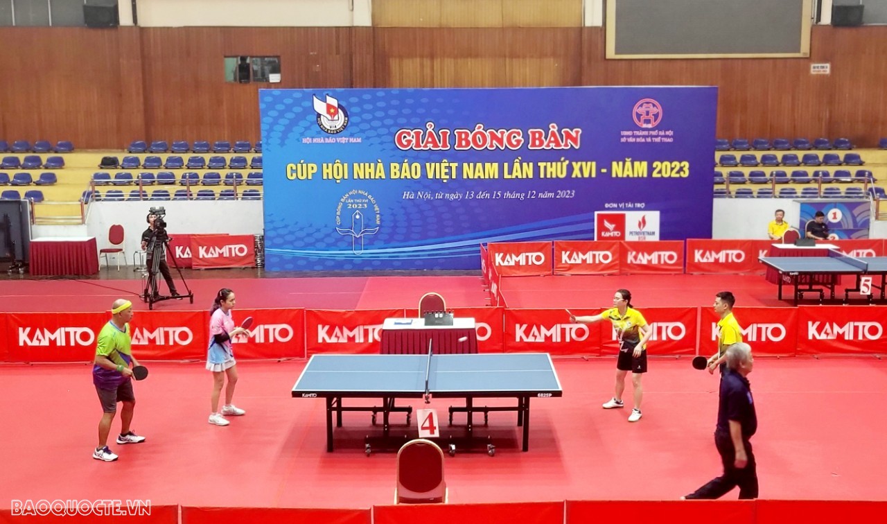 Một trong những trận so vợt cuối cùng tại Nhà thi đấu Trịnh Hoài Đức chiều 15-12. (Ảnh: MH)