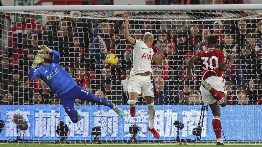 Ngoại hạng Anh vòng 17: Tottenham ẵm trọn 3 điểm, gây áp lực lên hai đội bóng thành Manchester