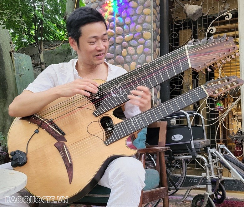 Wanderer and his guitar